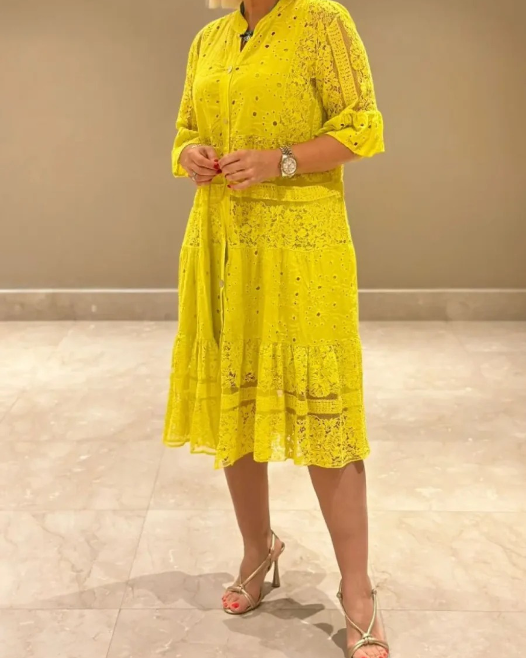 Vestido de encaje con mangas y botones delanteros®