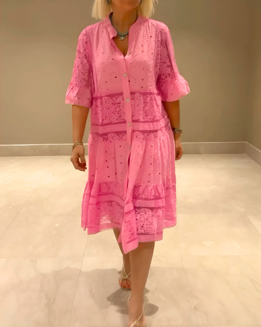 Vestido de encaje con mangas y botones delanteros®